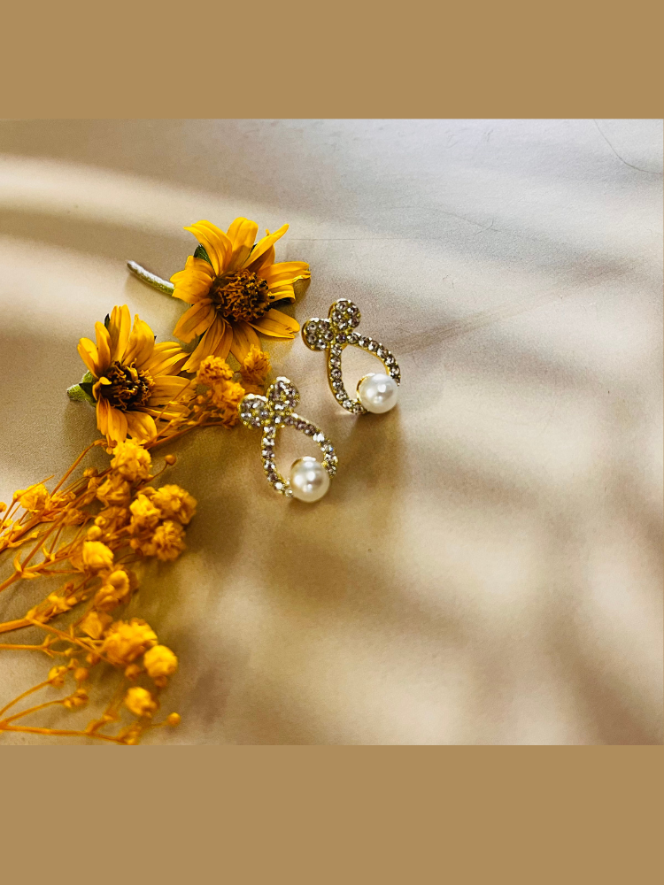 Fish Shaped Pearl Stud Earring