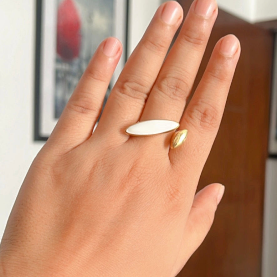 White & Gold Finger Ring
