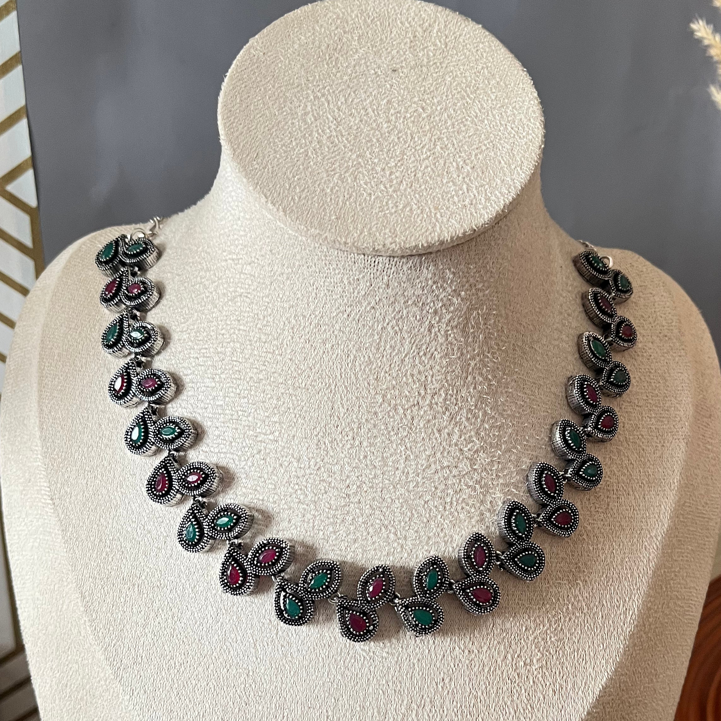 Sleek Leaf Necklace Set