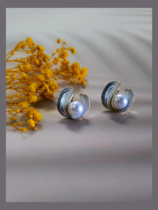 Pearl Shell Stud Earring
