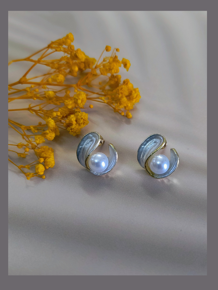 Pearl Shell Stud Earring