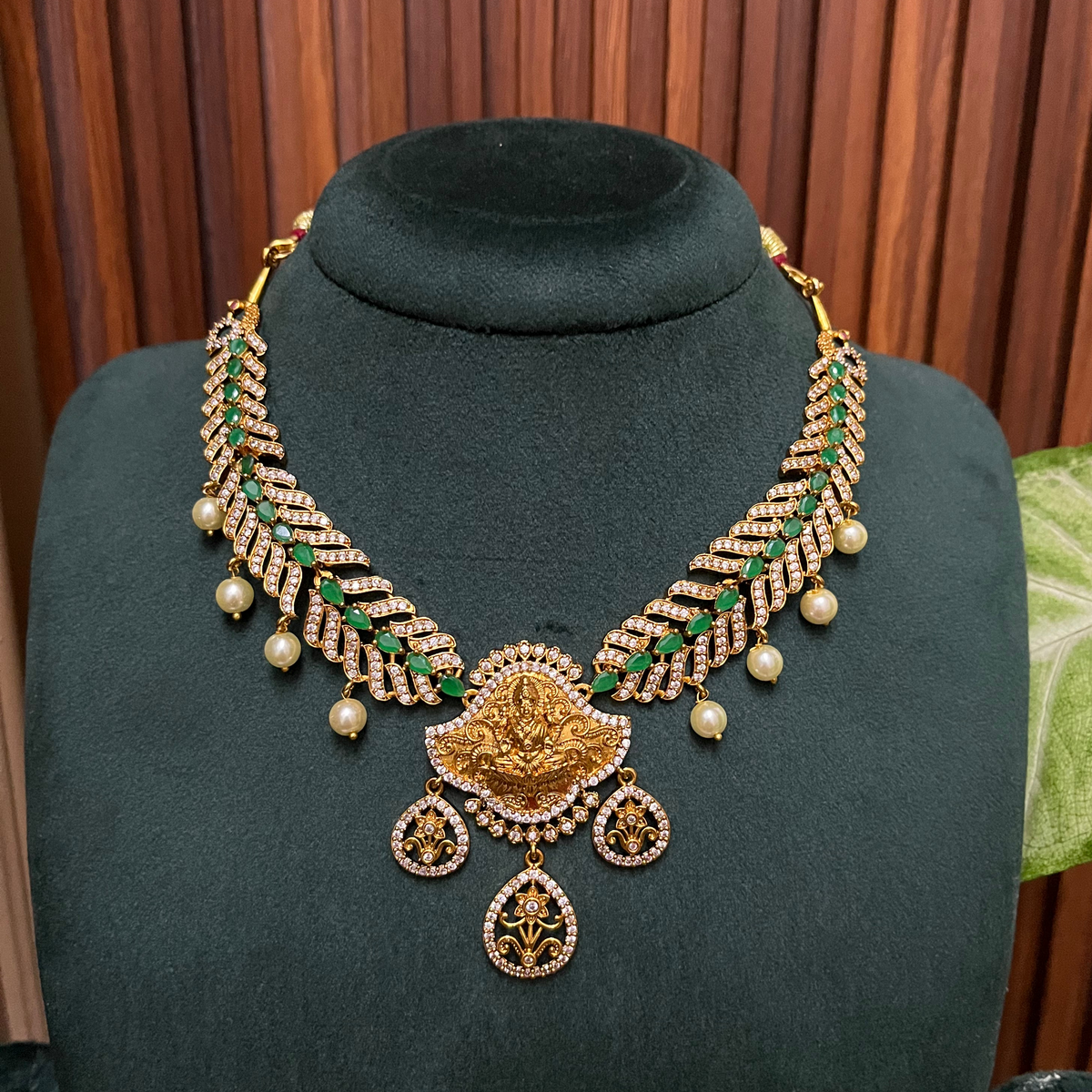 Green Temple AD Necklace Set