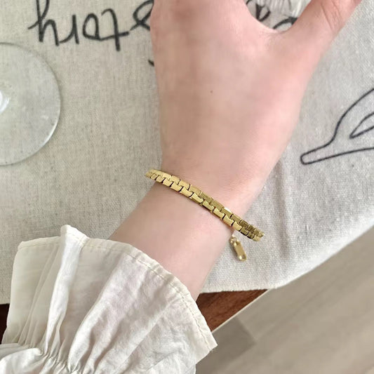 Sleek Gold Chain Bracelet