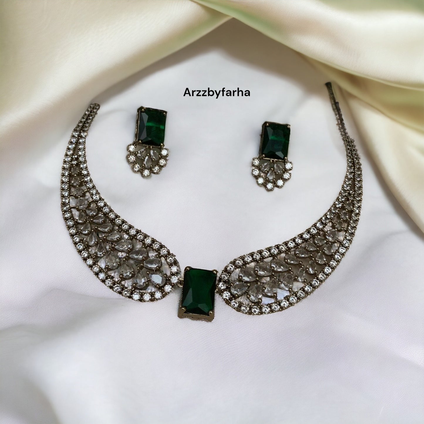 Kainaat Choker Necklace Set