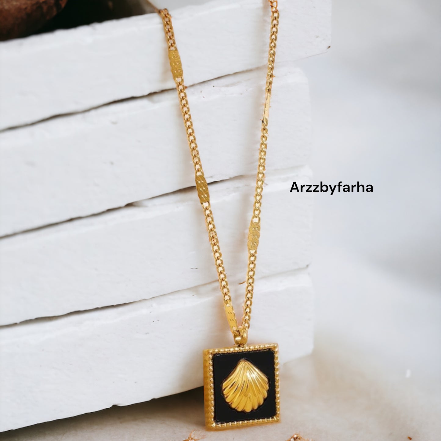 18k Gold Plated Black Shell Pendant & Chain