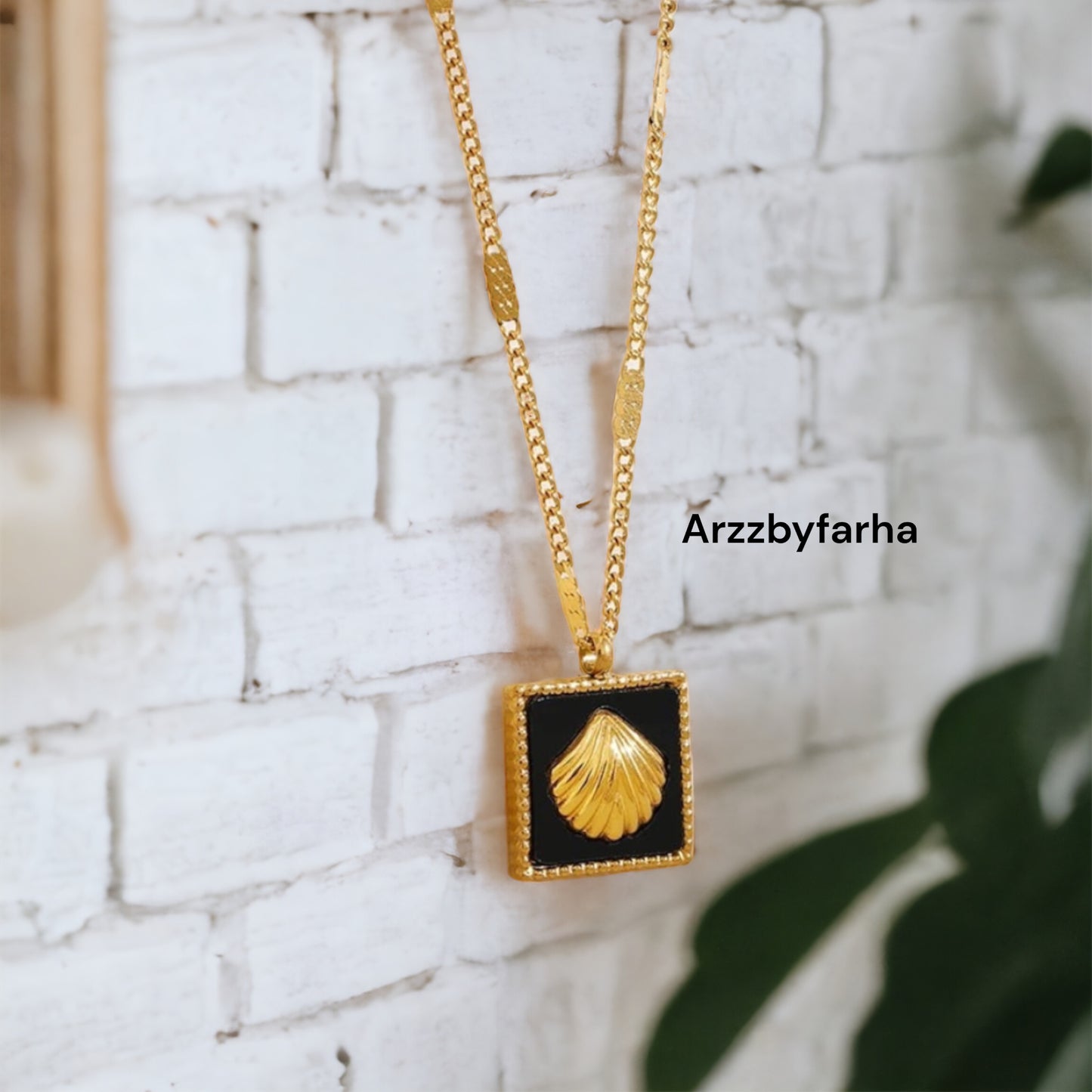 18k Gold Plated Black Shell Pendant & Chain