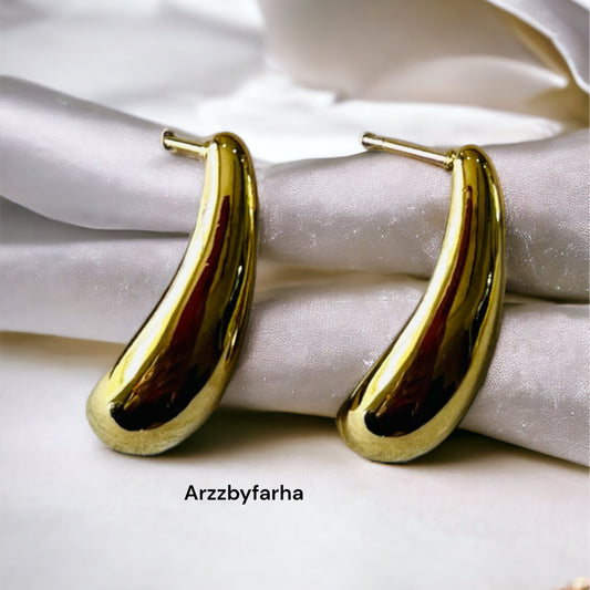 Sleek Teardrop Studs Earring