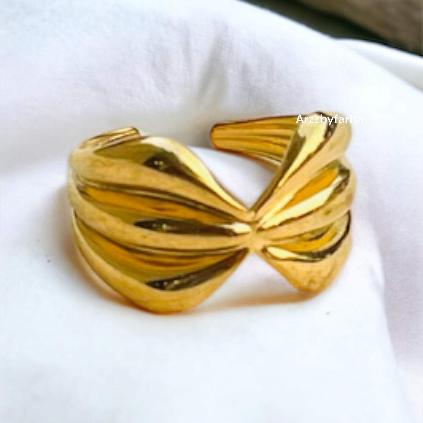 Gold Bow Finger Ring