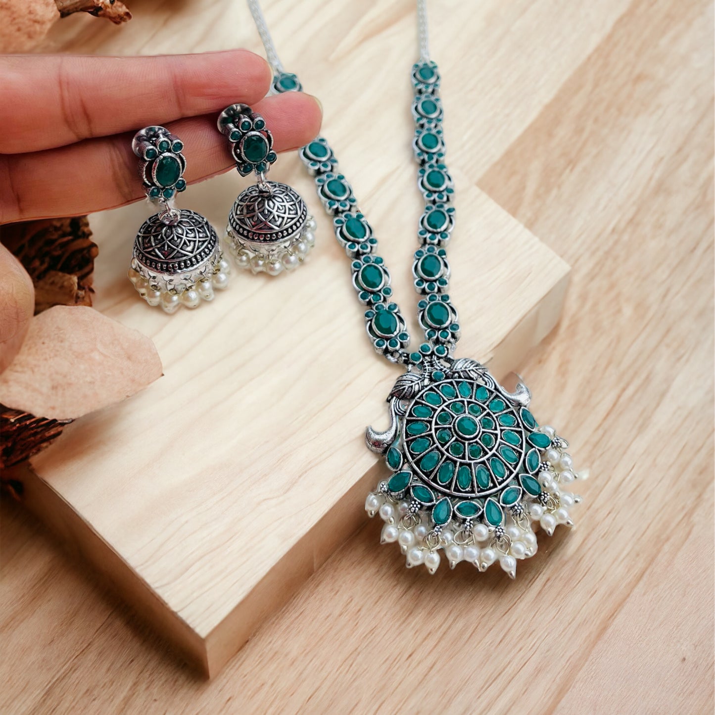 Green Stone Mid Lenght Necklace Set