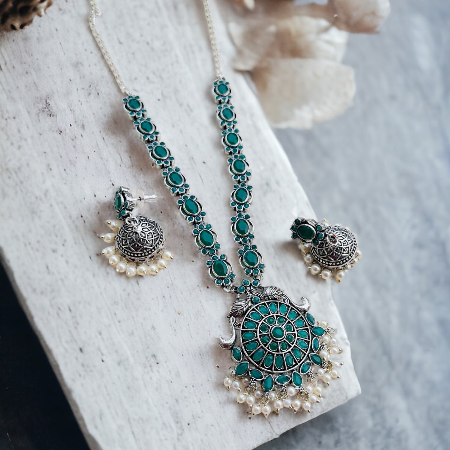 Green Stone Mid Lenght Necklace Set