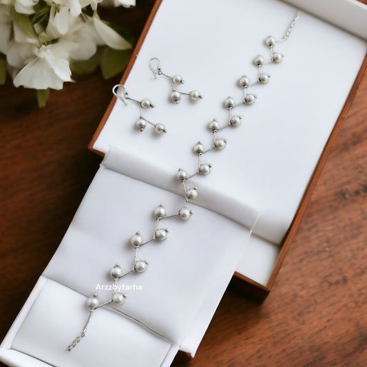 Sleek Choker Necklace Set