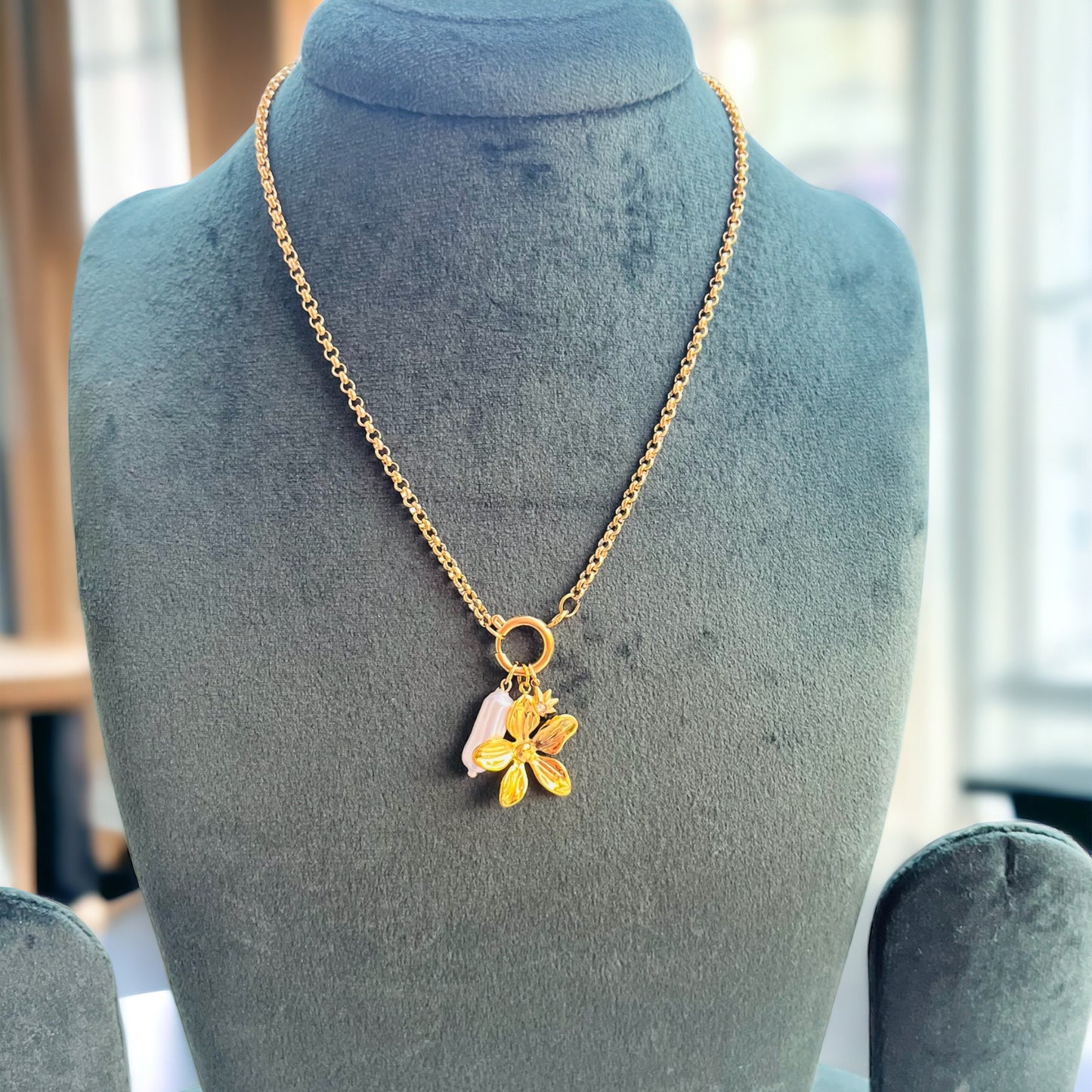 Flower Pearl Pendant Necklace
