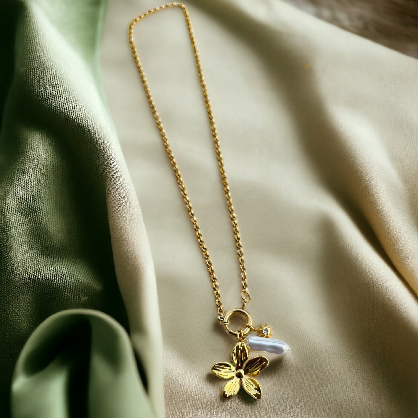 Flower Pearl Pendant Necklace