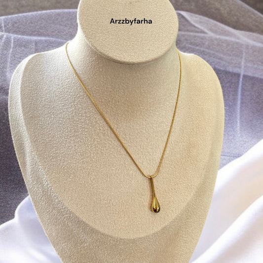 Gold Teardrop Pendant Necklace