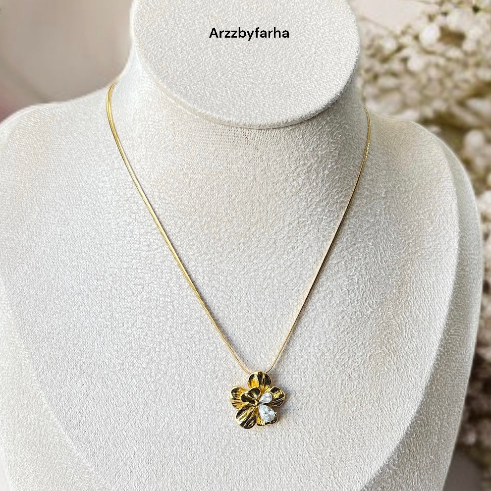 Stone Gold Flower Necklace