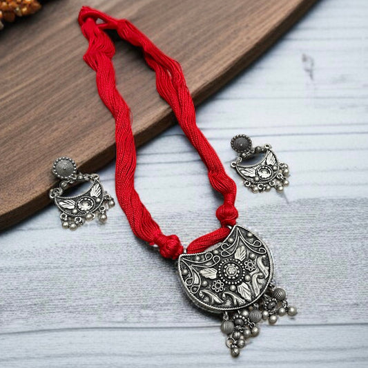 Red Thread Pendant Necklace Set