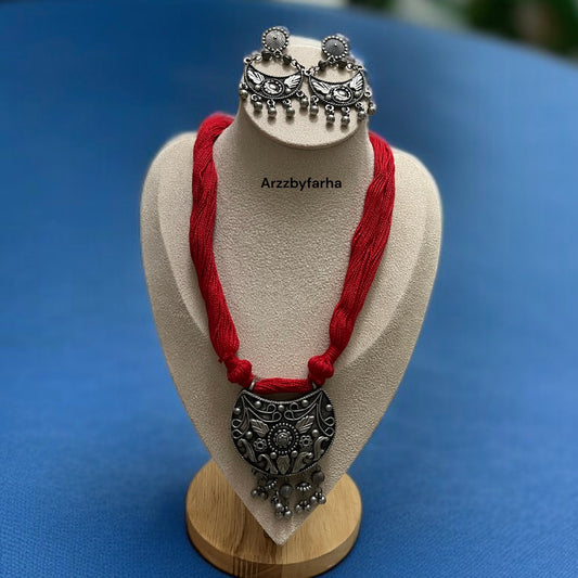 Red Thread Pendant Necklace Set