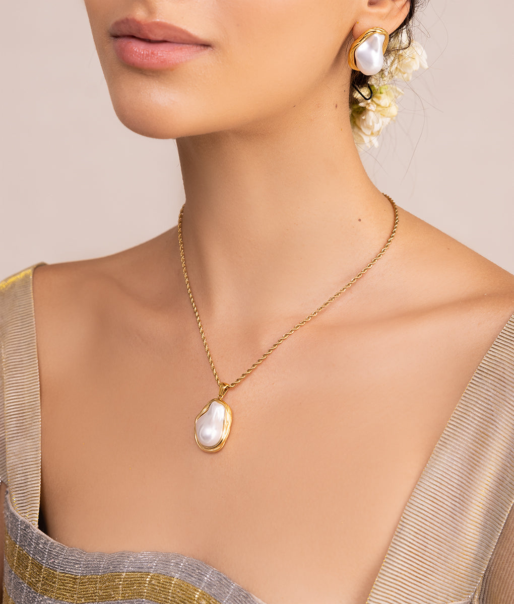 18k Gold Baroque Pearl Pendant Necklace
