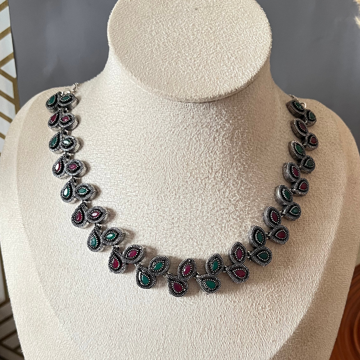 Sleek Leaf Necklace Set