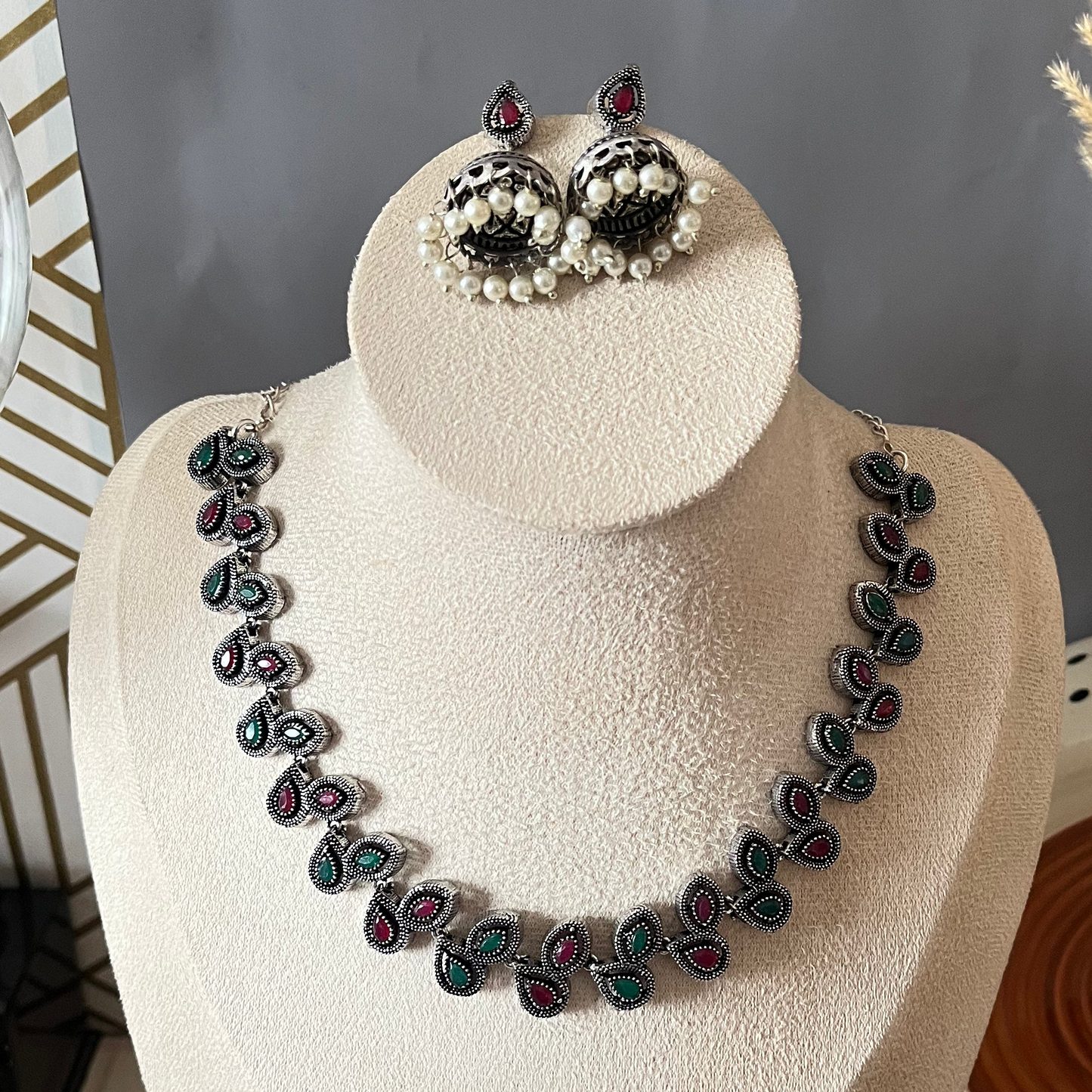Sleek Leaf Necklace Set