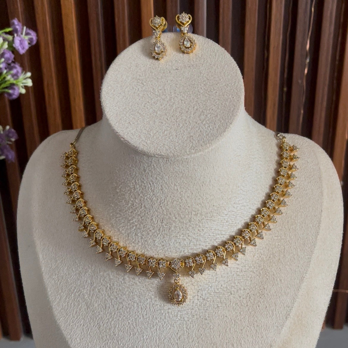 Gold Sleek Necklace Set