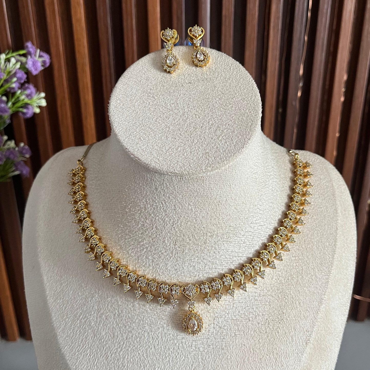 Gold Sleek Necklace Set