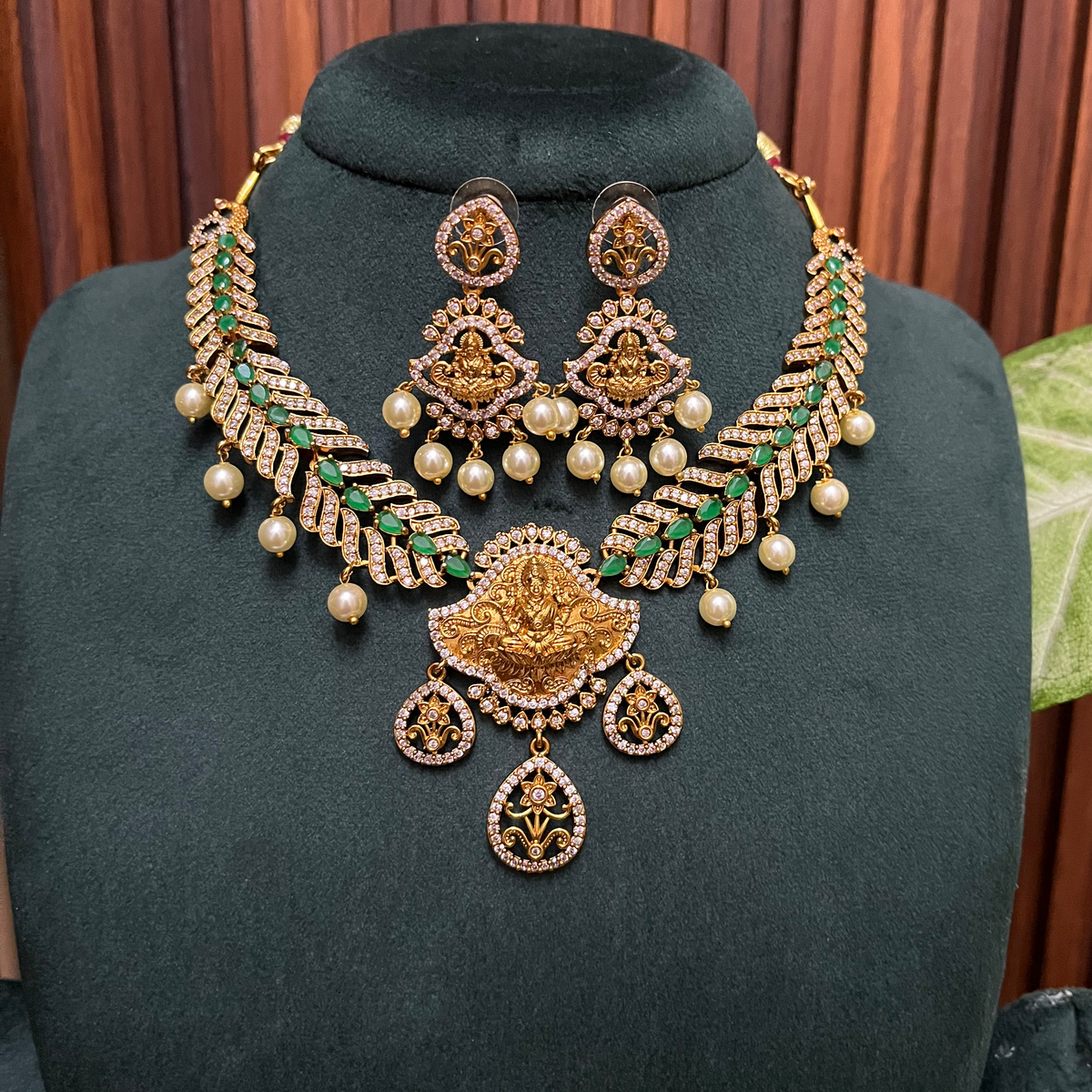 Green Temple AD Necklace Set