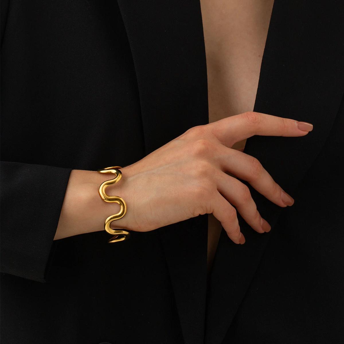 Luxe Gold Urban Weave Bracelet