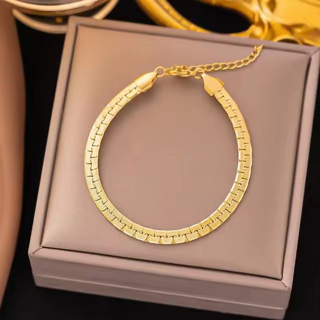Sleek Gold Chain Bracelet
