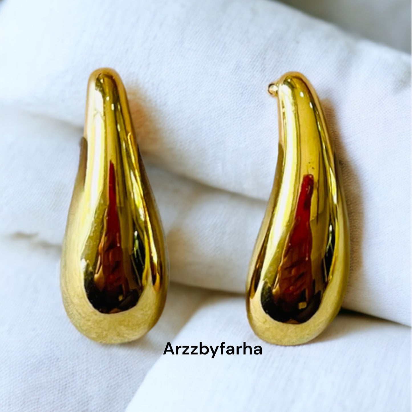 Sleek Teardrop Studs Earring