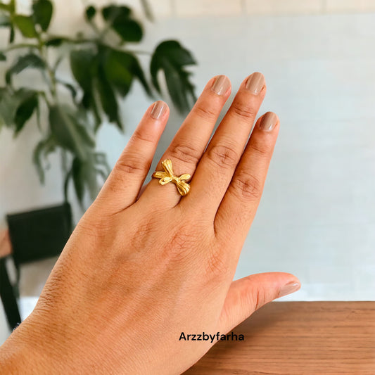 Small Bow Finger Ring