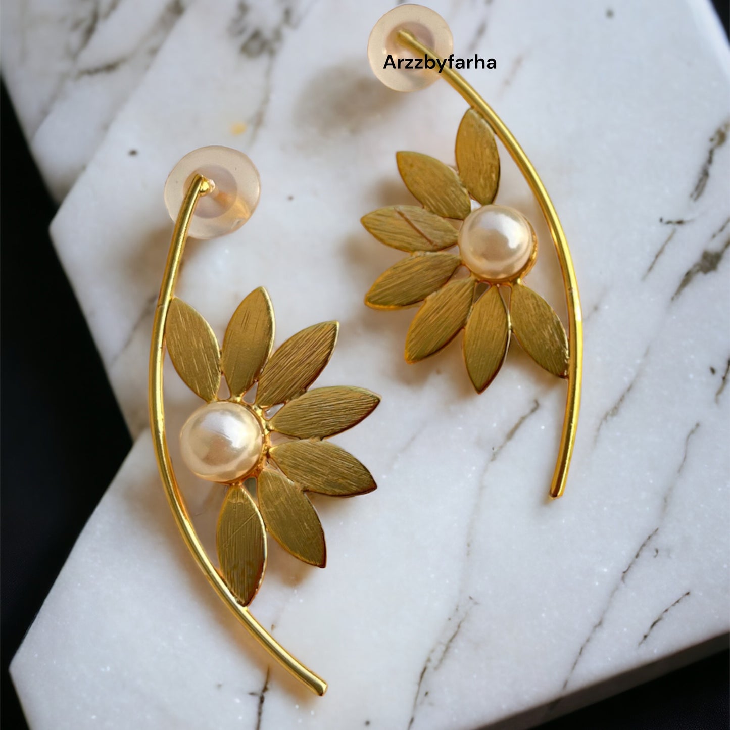 Curvy Flower Pearl Earrings