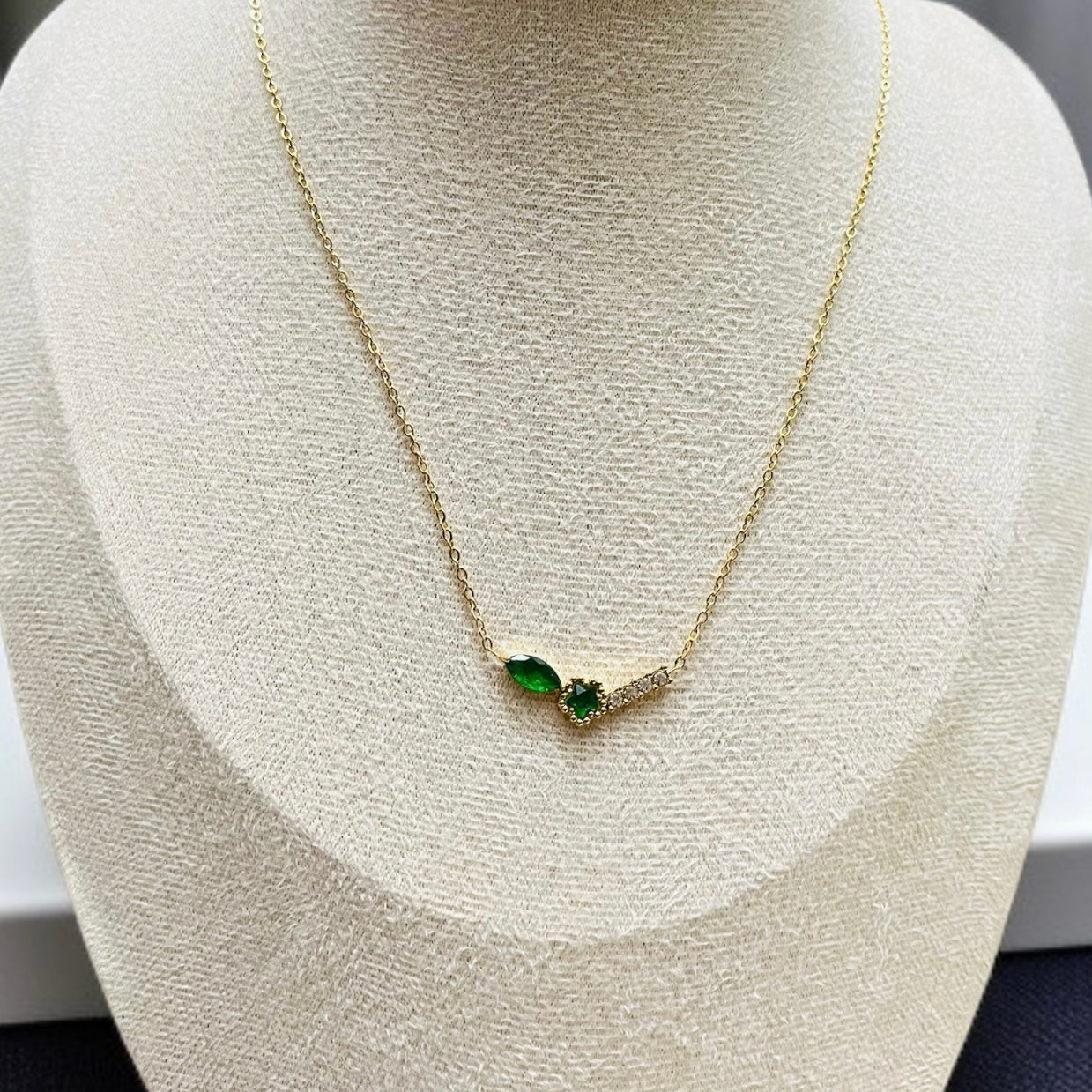 Green & White Stone Pendant Necklace