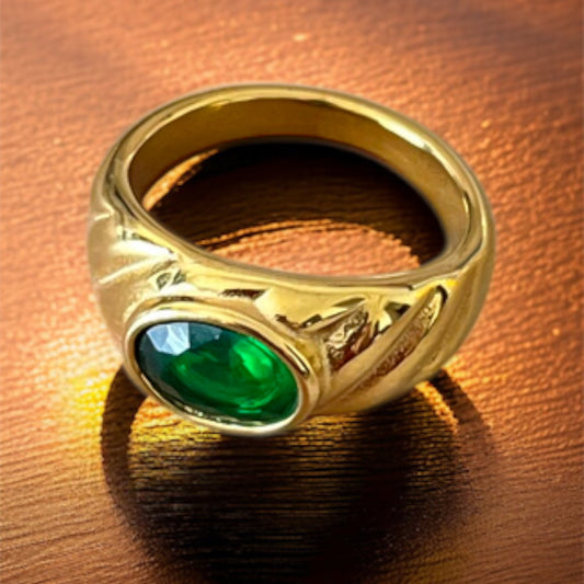 18K Gold Green Stone Ring