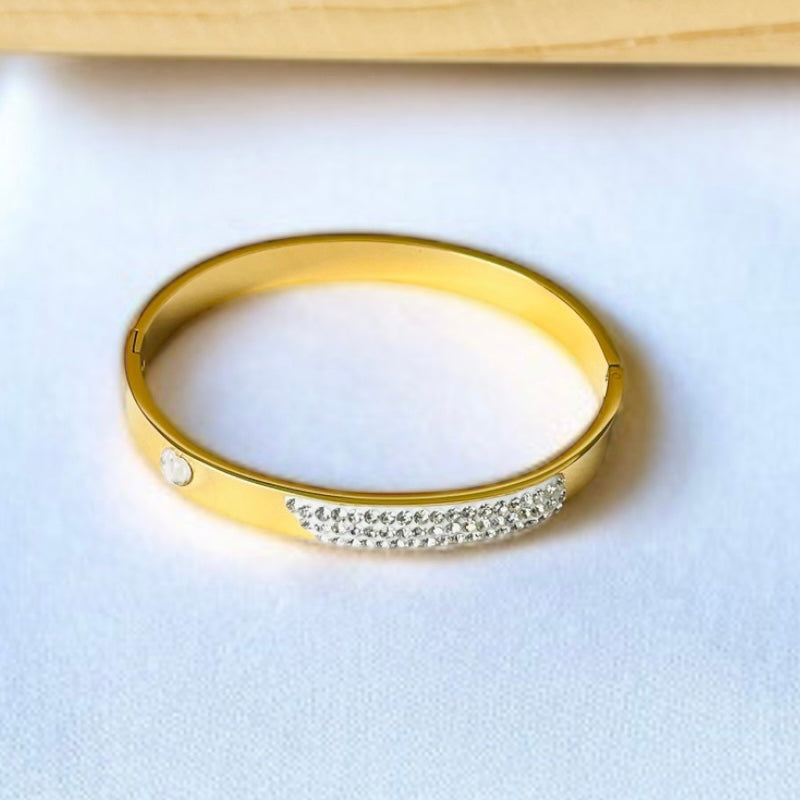 AD Studded Heart Stone Gold Bracelet
