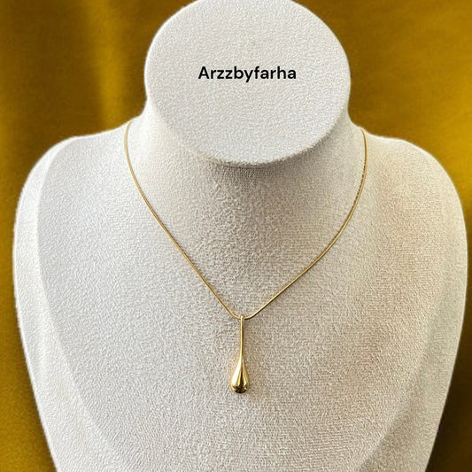 Gold Teardrop Pendant Necklace