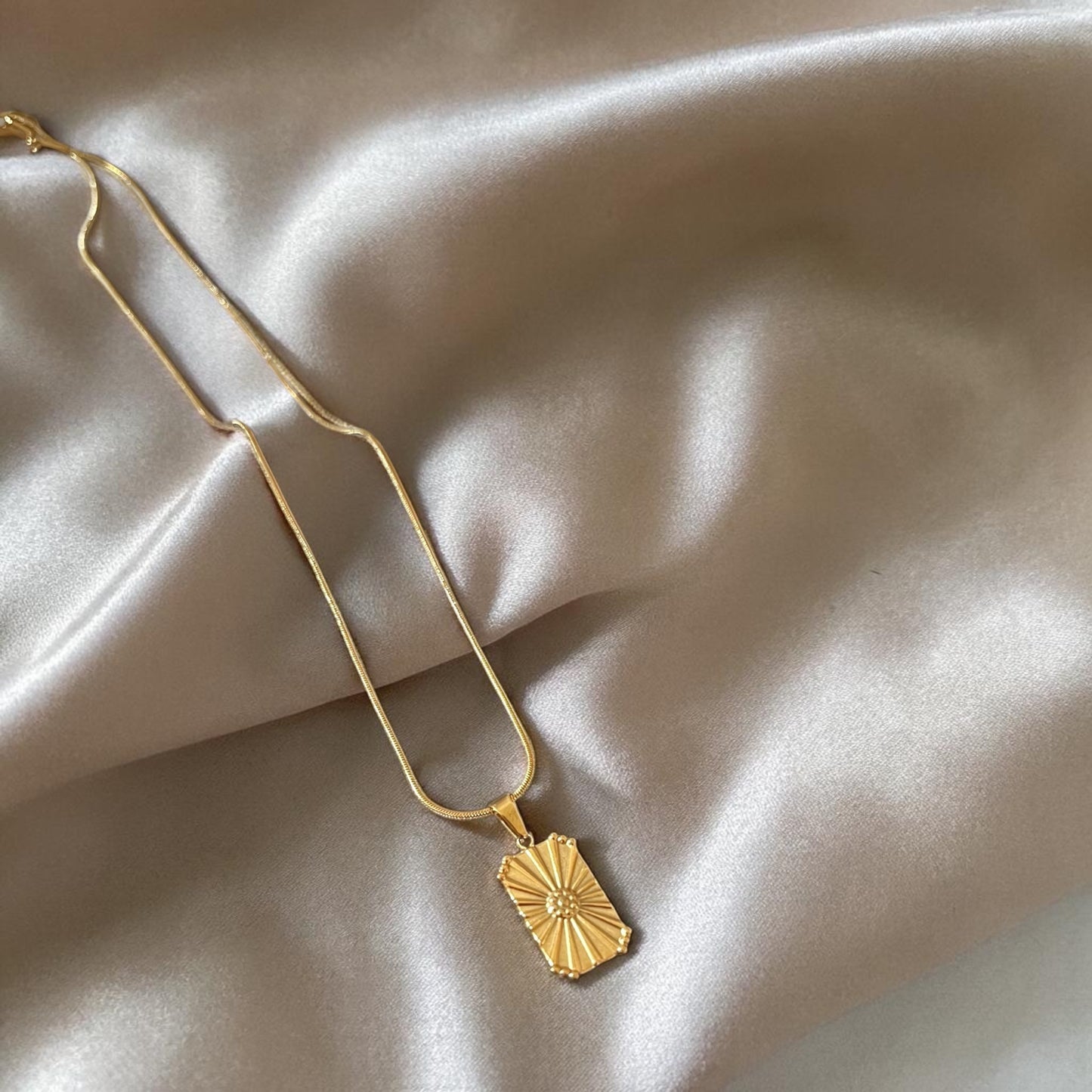 Gold Pendant Chain Necklace